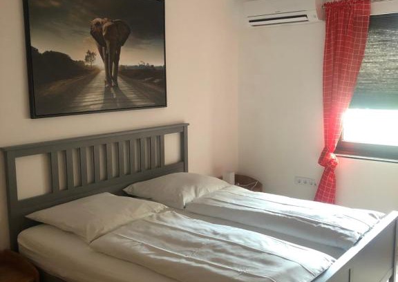 Neudorf-Sud Apartment | Comfortable Wohnen auf Zeit: Child-Friendly with Kitchen