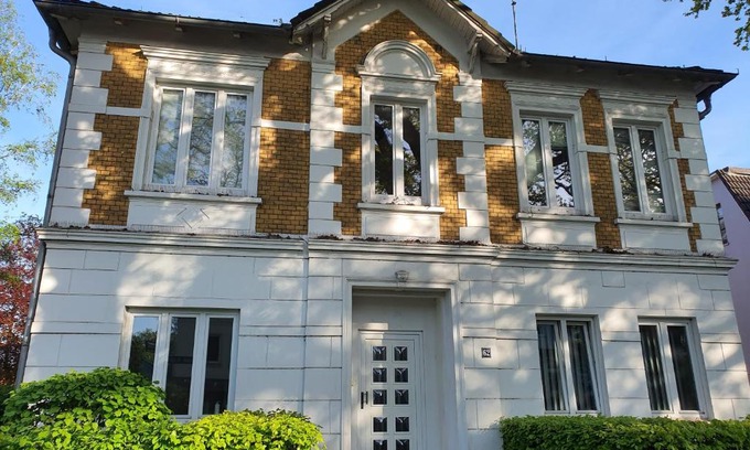 Schnelsen Apartment | Discover Comfort at Bürgermeistervilla with Family-Friendly Amenities