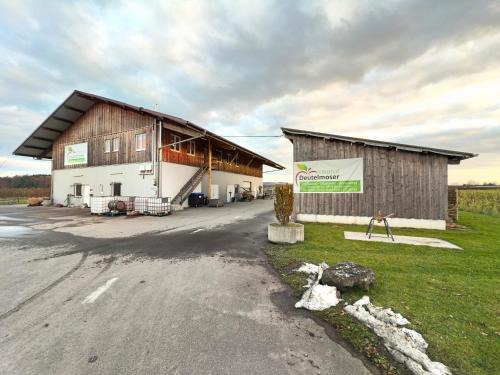 Meckenbeuren Apartment | Family-Friendly Wohnung beim Obsthof - Rated 9/10 by Guests