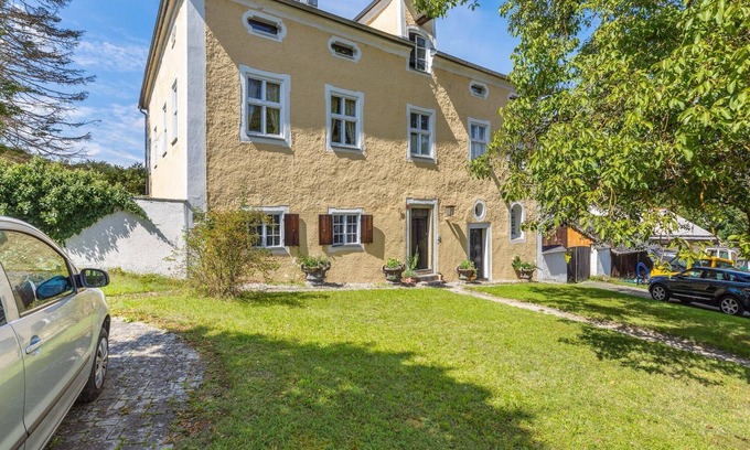 Riedenburg House | Historic Apartment with Antique Furnishings & Breakfast