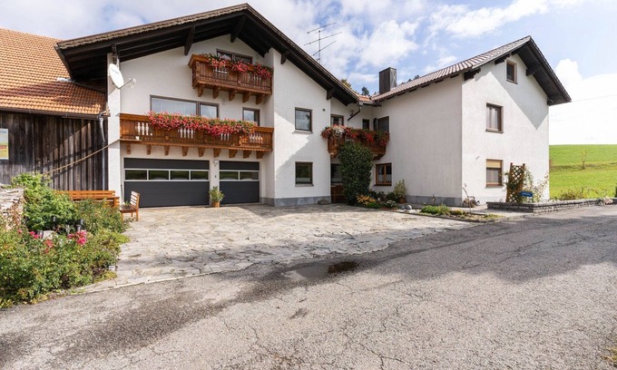 Sonnen Apartment | Forest Retreat in Sonnen Bayern with Pool & Pet-Friendly