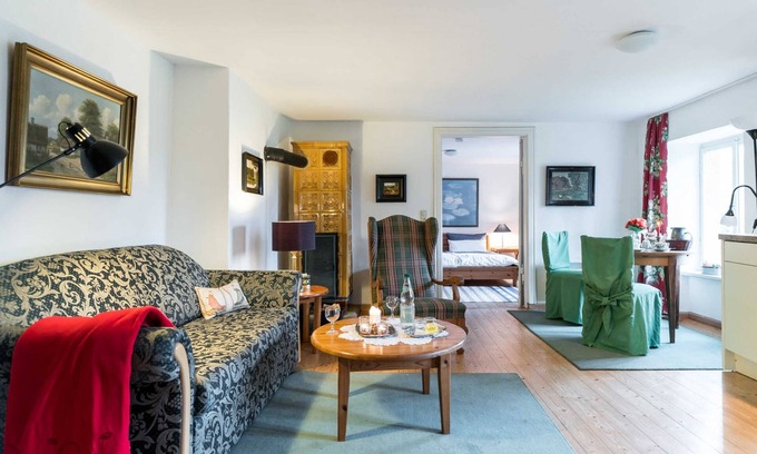 Luehburg Apartment | Cozy Wohnung Mamsell - Schloss Lühburg with Pet-Friendly Stay