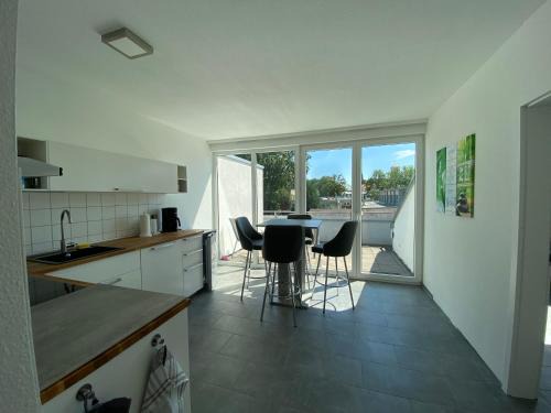 Espelkamp Apartment | Relaxing Apartment with Shared Kitchen and Balcony Access