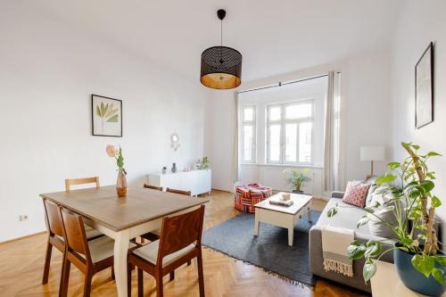 Rudolfsheim-Funfhaus Apartment | Ideal Family Retreat Near Schönbrunn with Top Reviews