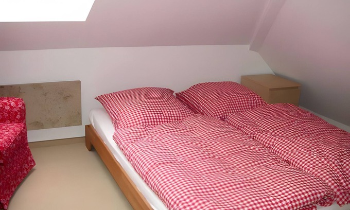 Bad Urach Apartment | Cozy Wohnung Schlossblick: Ideal for Couples with Kitchen