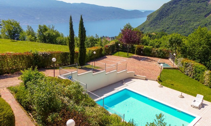 Gardola Apartment | Tranquil Getaway with Pool and Lake Views for Adventurers