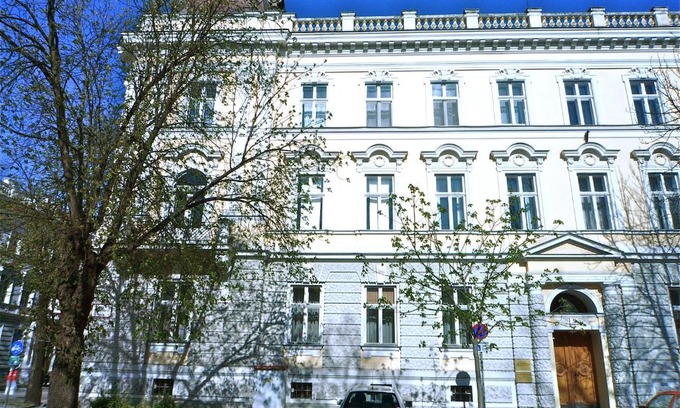 Krems an der Donau Apartment | Welcoming Wohnzimmer: Guest Rated 9.6 with Breakfast & Dining