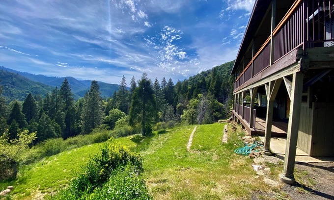 Springville Cabin | Wolf Cabin: A Place to Unwind & Enjoy Nature with the Most Spectacular Views!