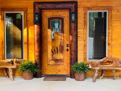 Broken Bow House | Relax at Wolf Creek Cabin with Pool and Hot Tub Amenities