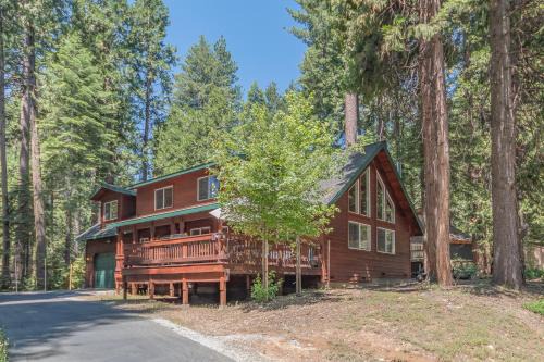 Dorrington House | Wolf Den: Perfect Family Retreat with Pool and Pet Perks