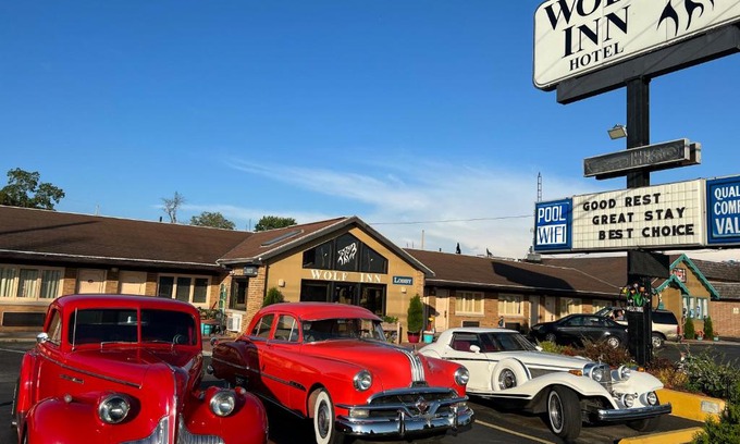 Sandusky South Hotel | Oceanfront Retreat at Wolf Inn Hotel with Pool & Restaurant