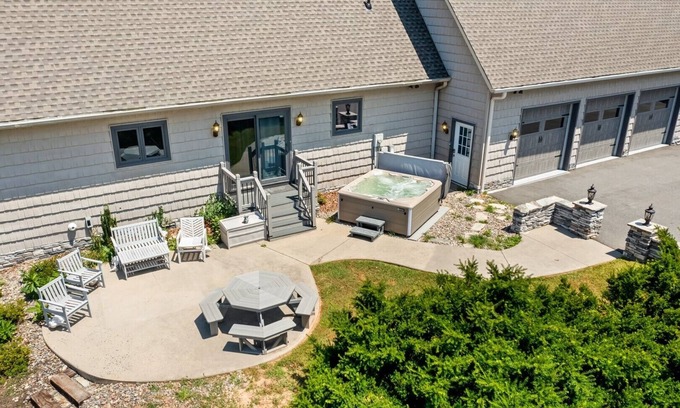 Fleetwood Ski Chalet | Wolf Ridge Chalet: 6BR Retreat with Hot Tub & Game Room