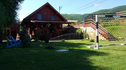Gura Raului House | Wolf's House: 4-Star Retreat with Hot Tub & Kitchen