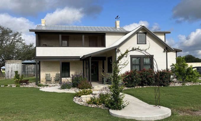 Hondo House | Historic Wolff Heim - Family-Friendly Getaway in D'Hanis