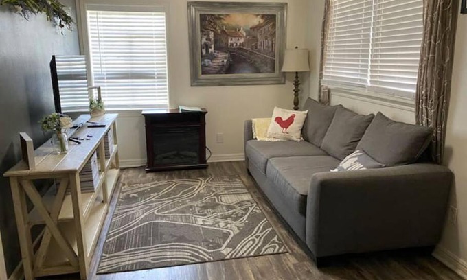 Amarillo House | Wolflin Hideaway: Pet-Friendly Retreat near I-40