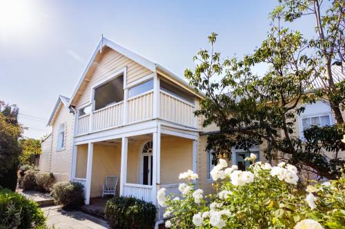 Albany House | Discover Wollaston House: Perfect Family Getaway Awaits