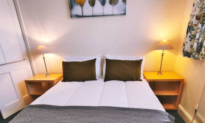 Oxford House | Comfortable Stay at Wolsey Road, Oxford - Family & Pet Friendly