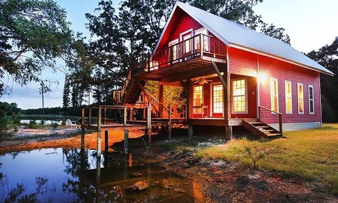 Eustace Cabin | Serene East Texas Retreat with Pet-Friendly Amenities
