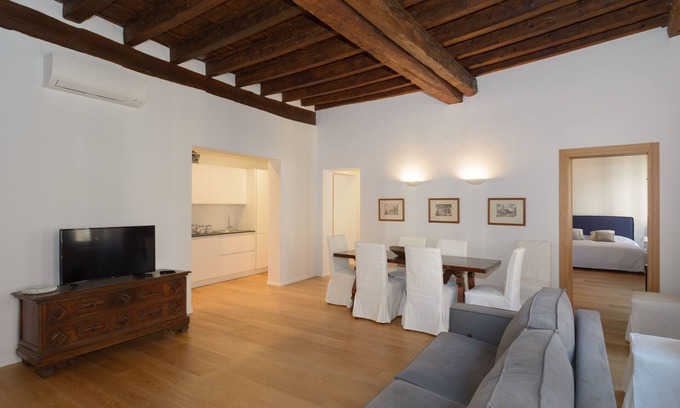 Cannaregio Apartment | Historic Venice Apartment for 9 with Spa & Hot Tub