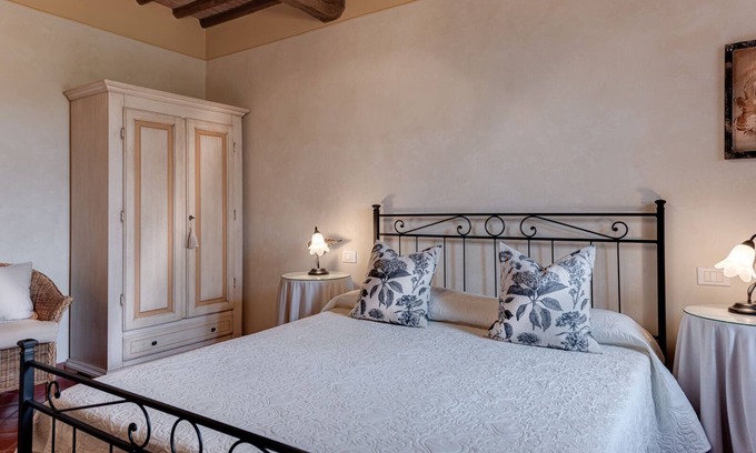 Casole d'Elsa Apartment | Charming Tuscan Farmhouse with Pool & Panoramic Terrace