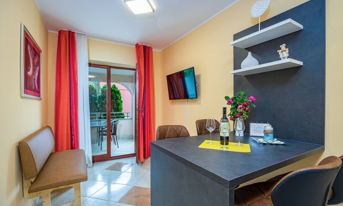 Fazana Apartment | Ideal Apartment for 4 with Pool, Garden and Ocean View