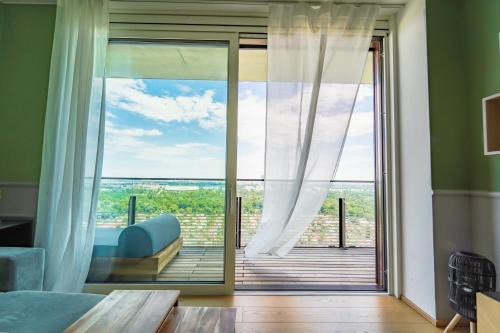 Erdberg Apartment | Experience TrIIIple 7Heaven: Top Floor Views & Rooftop Pool