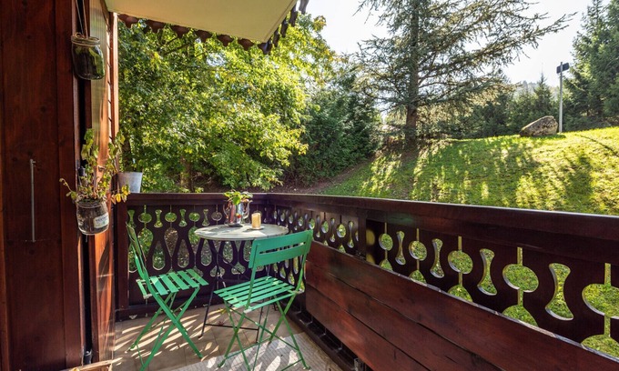 Morillon Apartment | Cozy Apartment for 6 with Terrace and Pet-Friendly Perks