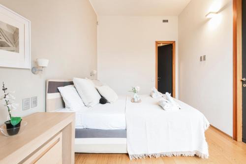 San Marco Apartment | Discover the Brera Flat: Family-Friendly with Breakfast