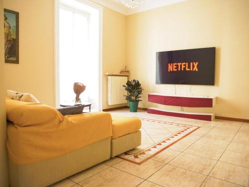 Porta Romana Apartment | Stylish Downtown Apartment with King Bed & HD Netflix