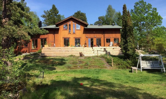 Kummelnas Villa | Family-Friendly Wooden House by the Lake in Stockholm
