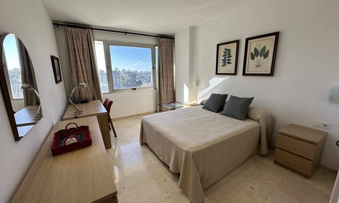 Huerta de la Salud Apartment | Ideal Flat Steps from Plaza de España with Spa & Kitchen