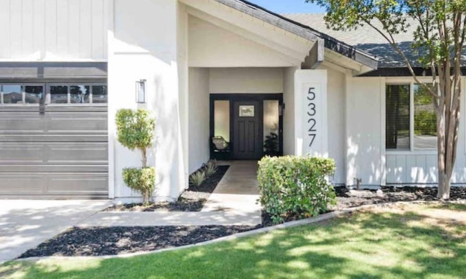 Fresno House | Exceptional Fully Renovated Home with Spa & Breakfast