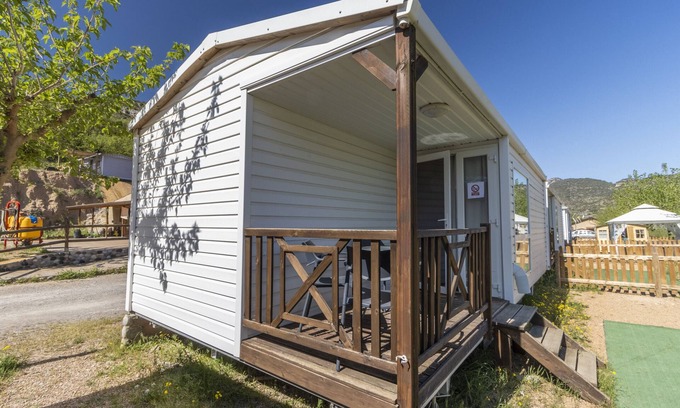 Alos de Balaguer House | Cozy Holiday Home Móvil Pequeña with Pool and Spa Amenities
