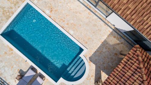 Tinj Villa | Elegant Holiday House Bruno with Heated Pool & Ocean Views