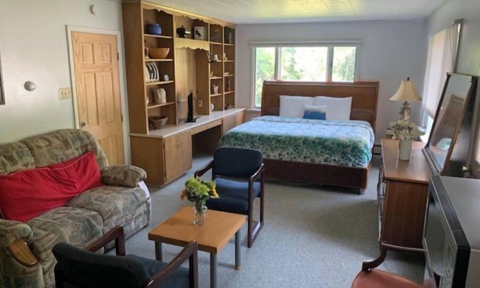 Pottstown House | Delightful Retreat with Kitchen & Breakfast Included