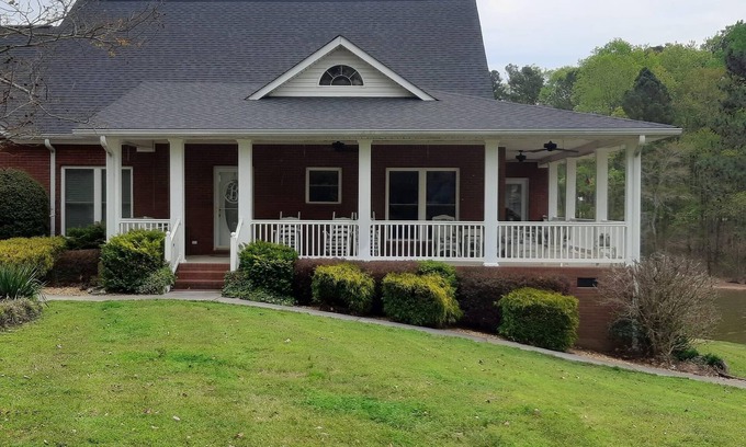 Centre House | Ideal House on Weiss Lake with Piers & Family Amenities