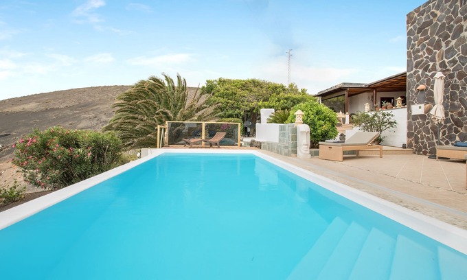 La Asomada Ski Chalet | Stunning House Pure La Asomada with Oceanfront Pool & Views