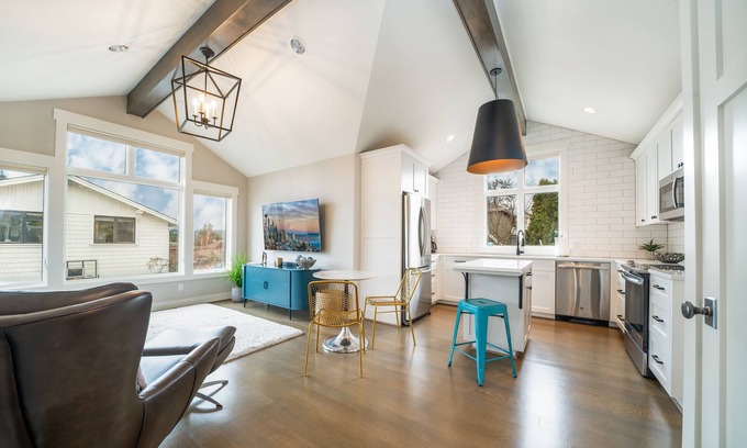 Market House | Top-Rated Kirkland Guest House Steps from the Beach!