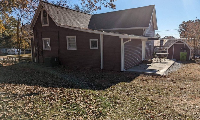 Landrum House | Relaxing Landrum Retreat with Hot Tub Near Tryon
