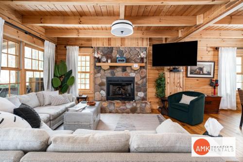 Saugatuck House | Guest Rated 10/10: Cozy Log Cabin by Beach & Lake Access