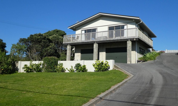 Waikanae House | Oceanfront Holiday House with Spa & Pool, Rated 9.8/10
