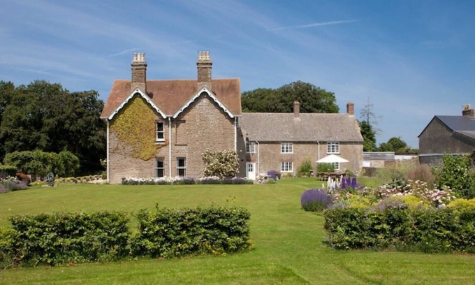 Wroughton House | Unforgettable Overtown Manor: Guest Rated 10/10 Experience