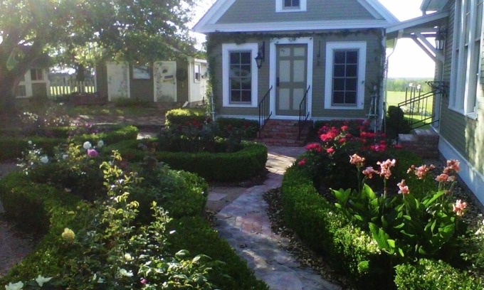 Brenham Cottage | Top-Rated Retreat Between Brenham and Round Top
