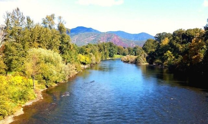 Grants Pass Resort | Explore a Delightful Stay Near Reinhart Park with Pool!