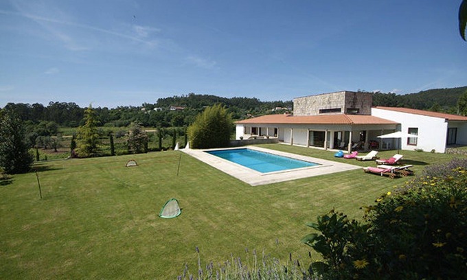 Fornelos Villa | Inviting Casa Alberto Villa with Private Pool & Gym