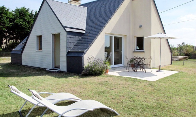 Anneville-sur-Mer House | Wonderful private villa for 4 guests with TV, terrace and pets allowed