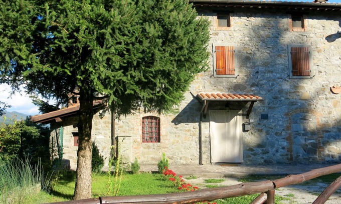 Piazza al Serchio House | Wonderful private villa for 4 people with WIFI, private pool, TV, balcony, pets allowed and park...