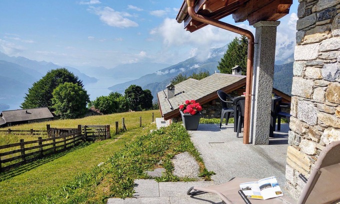 Peglio House | Cozy Villa for 6 with WiFi, Lake View, and Pet-Friendly Perks