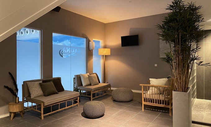 West-Graftdijk House | Elegant Private Villa for 6 with Lake View & Spa Amenities