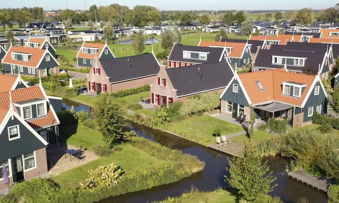 West-Graftdijk House | Private Villa with Lake View, WiFi & Relaxing Terrace